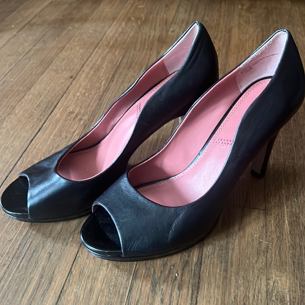 Tahari Peep Toe Pump Senora Size 9.5